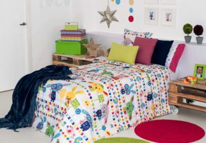 Decorar con estampados. Colcha infantil estampada con dibujos. 