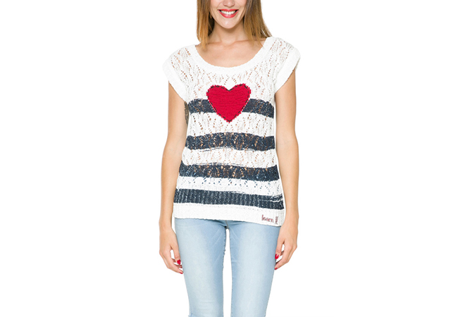 Tendencias de primavera. Camiseta a rayas con corazón