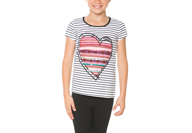 Tendencias de primavera. Camiseta a rayas con corazón niña